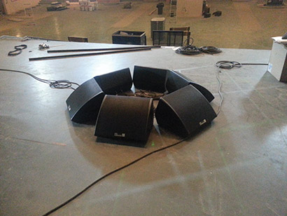 Six d&b audiotechnik M4 monitors, arranged in a circle on stage, were used to play back test signals during the room analysis.