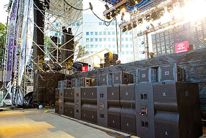  The ground-stacked near-field complement at the main stage included four JBL VT8888’s  atop 12 G28 subwoofers arranged in a cardioid array.