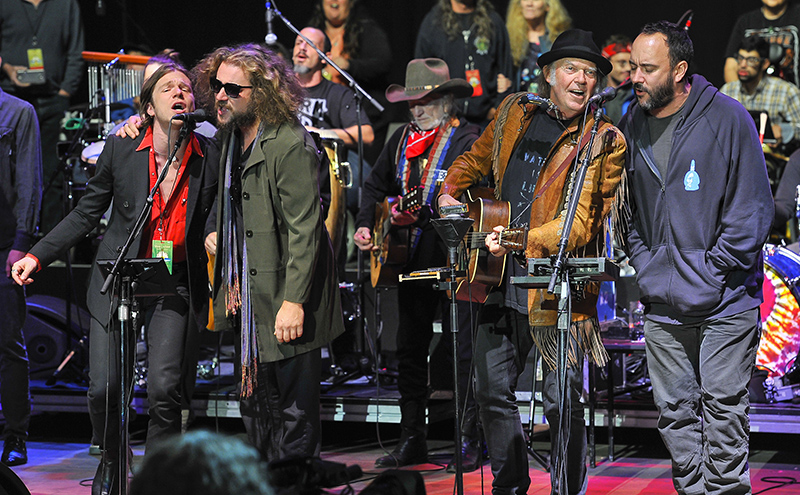 From left, Matt Shultz (Cage the Elephant), Jim James (My Morning Jacket), Willie Nelson, Neil Young and Dave Matthews. Photo by Steve Jennings