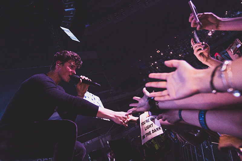 Shawn Mendes getting up close and personal with his fan base. Photo by Josiah Van Dien