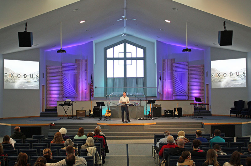 At Emmanuel Baptist Church in Stanton, KY, Pro Sound & Lights installed PreSonus WorxAudio X3i-P line array and TL218SS sub bass enclosures.