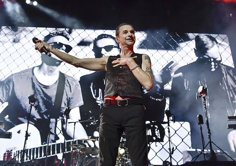 Dave Gahan with Beyerdynamic mic for vocals. Photo by Steve Jennings