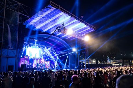 Trace Adkins performing at the Oregon State Fair on Cascade’s L-Acoustics K2 system (photo credit: Trey Kenyon, Oregon State Fair photographer)