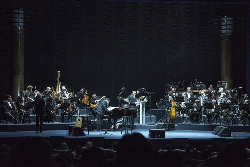 The show includes a scene where the Copa stage is used for a studio recording session.