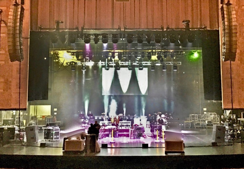 Known for deploying NEXO and Yamaha gear for Gand gigs, the crew set up this particular theatre with NEXO GEO T line arrays and RS18 Ray Subs powered through Yamaha T5n amplifiers.