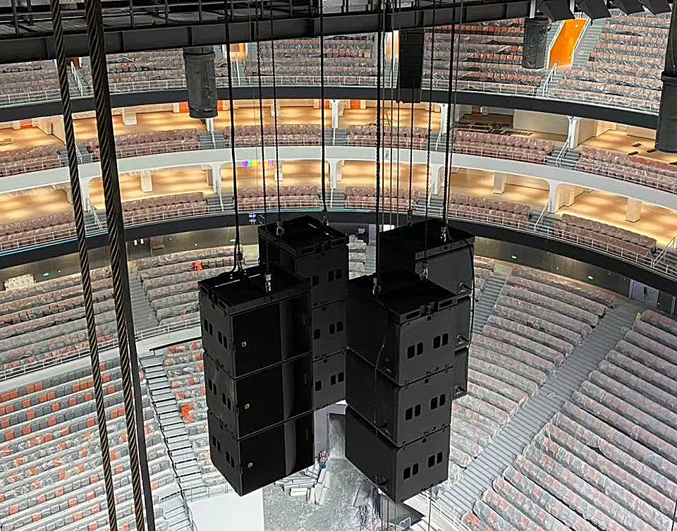 A cluster of four hangs of three L-Acoustics KS21 subwoofers each, flown in the middle, ensures low-end impact