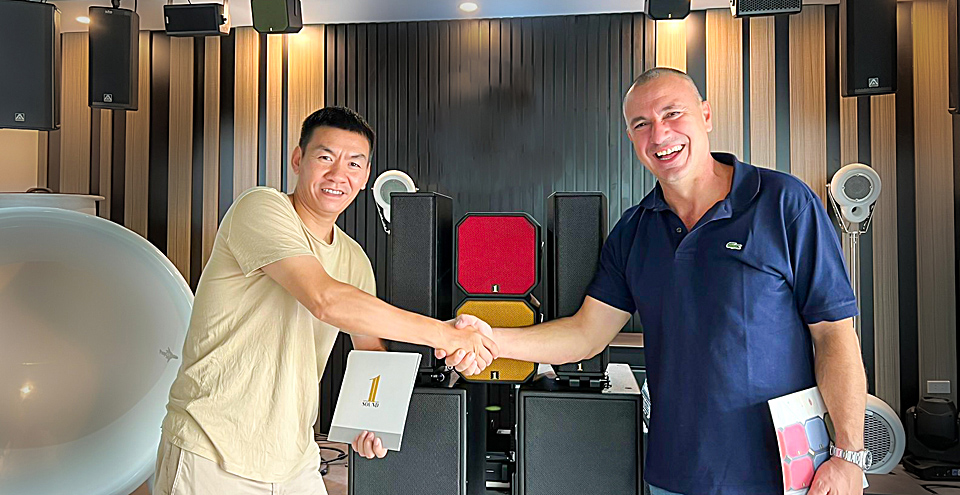 Nguyen Duc Cuong of Sonos Libra Vietnam and 1-Sound’s Leo Dani