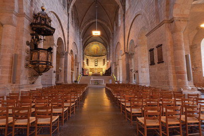 At Lund Cathedral in Sweden, Svensk Musik TTS AB expanded the installed RHAON-equipped Iconyx digitally steerable system with an additional IC16/8-R-II active array above the altar.