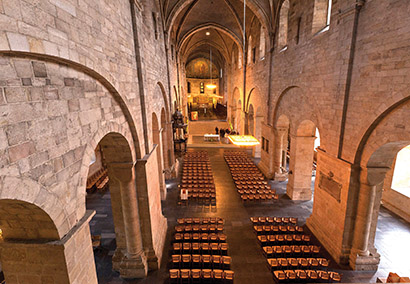 At Lund Cathedral in Sweden, Svensk Musik TTS AB expanded the installed RHAON-equipped Iconyx digitally steerable system with an additional IC16/8-R-II active array above the altar.