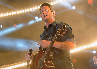 Blake Shelton performs with his Sennheiser SKM 5200 transmitter, coupled with a Sennheiser MD 5235 dynamic capsule.