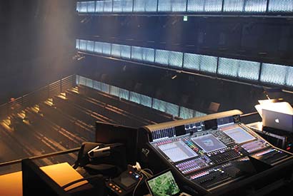 Capacity of the Zetlitz (multipurpose hall) varies between 700 seats for opera, 800 for musicals, 1400 for conferences and 1900 (with a flat floor) for rock concerts.