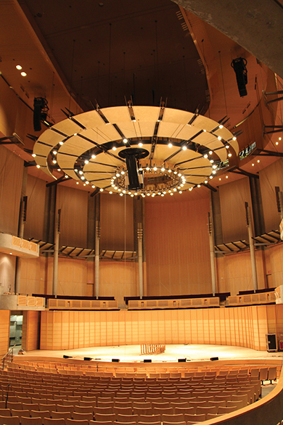 The venue was updated with a 360-degree system comprised of six steerable CAL column array loudspeakers from Meyer Sound.
