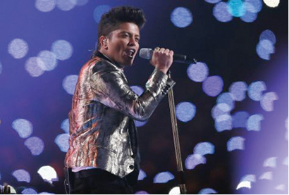 Bruno Mars sang through his Sennheiser SKM 5200 handheld transmitter with MD 5235 capsule during his halftime performance at Super Bowl XLVIII. Photo by Kevin C. Cox, copyright Getty Images