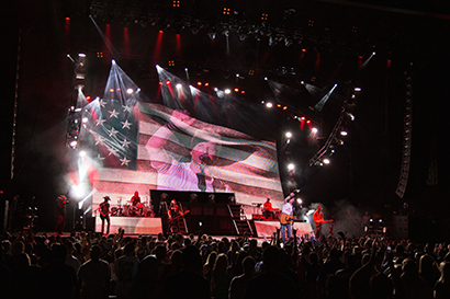 Dierks Bentley 2014 tour photo by Tim Duggan