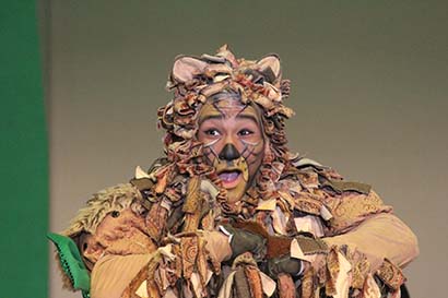 Benitez purchased a Countryman B6 Omni lavalier specifically for the Lion's character, to overcome the challenge posed by the costume.