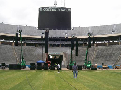 RCF World Tour Cotton Bowl line array presentation (left) & HL Stadium Series line array including 2 HL2200 subwoofers, 1 HL2240, 1 HL2260 and 1 HL2290