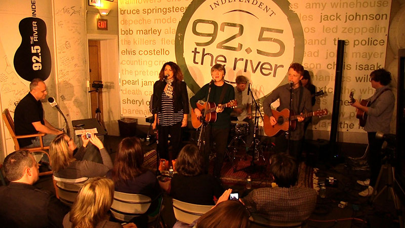 Photo Caption: Singer-songwriter Neil Finn (center), performing live with his touring band on Live From The River Music Hall, with a Bose L1 Model II system. Photo courtesy of Dennis Carroll AV. © 2014.