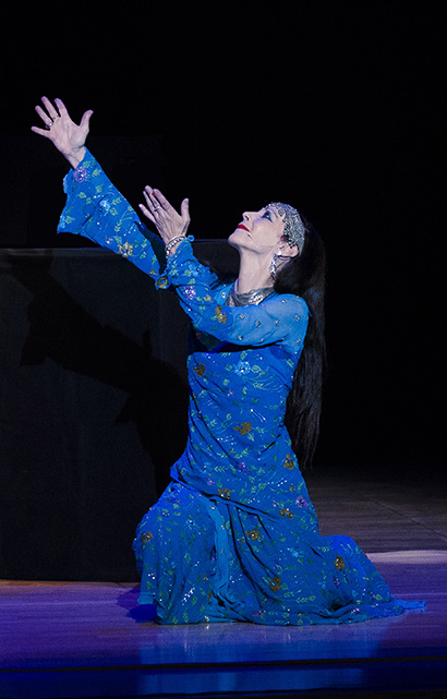 International Storydancer Zuleikha Bethami Relies on E6i Earset Mic from Countryman