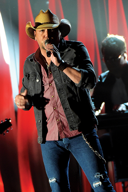 Audio-Technica endorser Jason Aldean, performing at the 48th Annual CMA Awards on November 5, 2014, using Audio-Technica’s Artist Elite® 5000 Series UHF Wireless System and AEW-T6100a Hypercardioid Dynamic Handheld Transmitter. Photo by Rick Diamond/Getty Images. 
