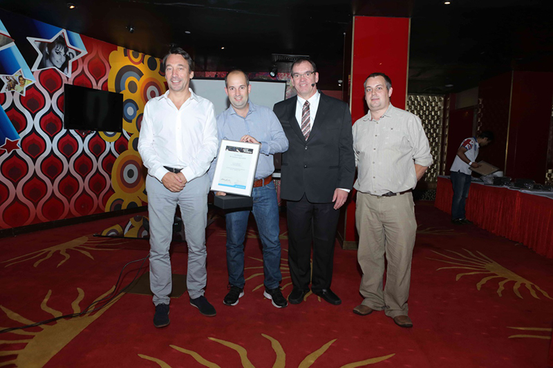Vincent Tilgenkamp (2nd from l.) achieved the top results and was presented with an Outstanding Achievement Award by Eric Denise (Global Sales Vice President APAC), Volker Schmitt (Director Product Lifecycle Management Professional) and his mentor Sam Davison (from l. to r.)