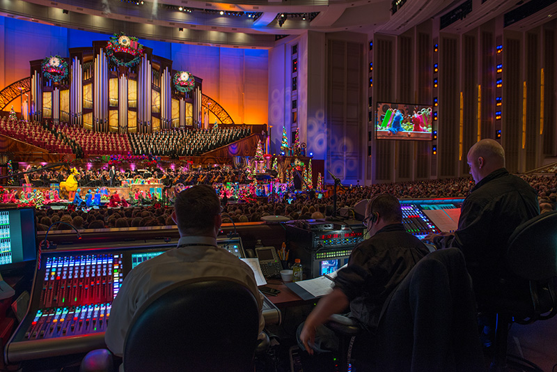 A highlight of the special Christmas performance was an appearance by the Muppets — and plenty of inputs for all, including the 360-voice choir, orchestra soloists and special performers. Photos by Edgar Thompson