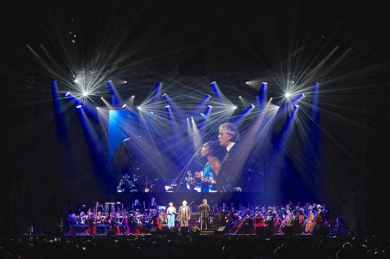Andrea Bocelli performing with Heather Headley in Hollywood, FL