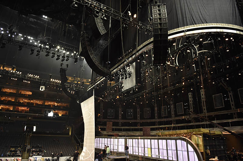 ATK Audiotek provided a JBL VERTEC line array system for the live awards ceremony at the STAPLES Center in Los Angeles. (c) Kevin Winter