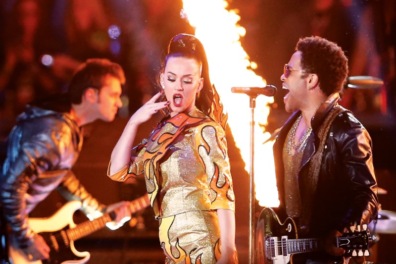 Lenny Kravitz performing with the Audio-Technica Artist Elite 5000 Series during the Super Bowl XLIX Halftime Show (c) Christian Petersen/Getty Images