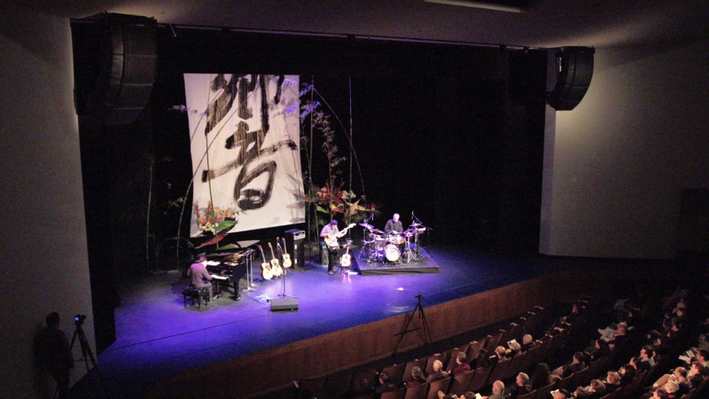 Performers on-stage at Los Angeles’s Aratani Theatre during a recent industry demo of the RoomMatch® progressive directivity array loudspeaker system from Bose Professional®.