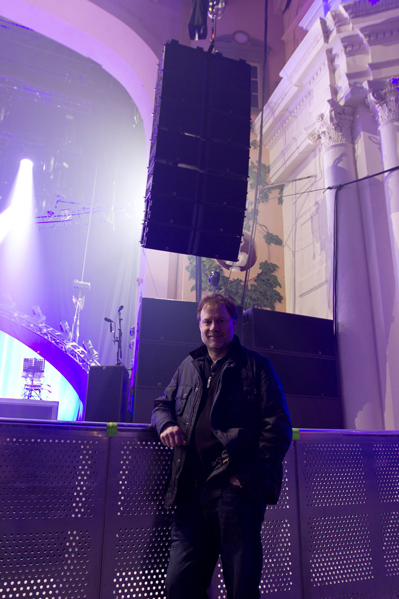 Simon Thomas with L-Acoustics audio array.