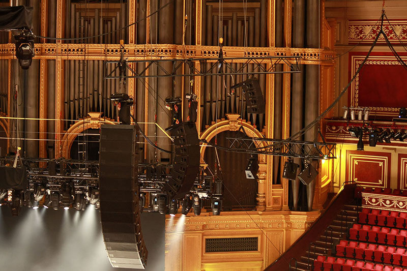 A flown centre cluster of J-SUBs has been a standard in recent years, augmented with more low end by four B2 bass elements under the stage. (c) Liam Halpin
