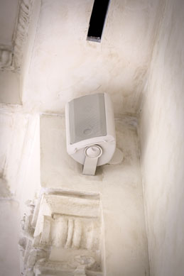 The equipment chosen includes DM 61 and MQ 80P two-way speakers, allowing a very natural and open sound reproduction, ideal for background music diffusion in outdoor environments or humid spaces.