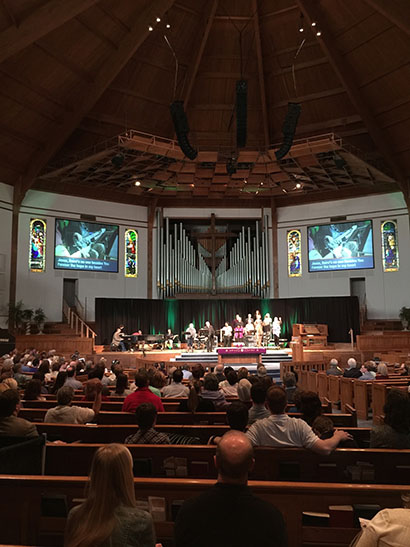 An MLA Mini enclosure array with four enclosures is deployed for choir monitoring.