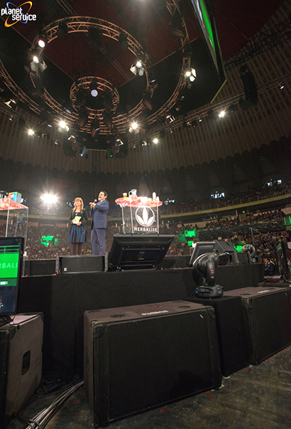 The audio array featured 21 Outline Subtech 218 and 12 Outline Victor Live in end-fire configuration, with the rearmost sub under the stage