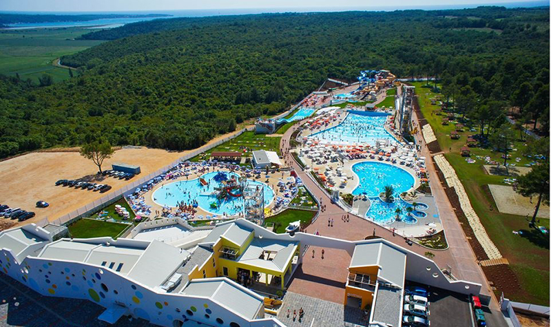 Istralandia is composed of more than 4500 sqm of water zones, 1.2 km of sledges, pools for adults and kids, 900 sqm of hydromassage pools, the tallest sledge of Europe,
