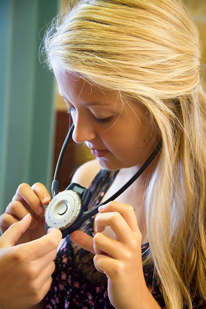 Sweetwater concierge Julie Ratliff demonstrates how to adjust headset volume on the Sennheiser 2020-D Tourguide system with an intuitive turn of the dial.