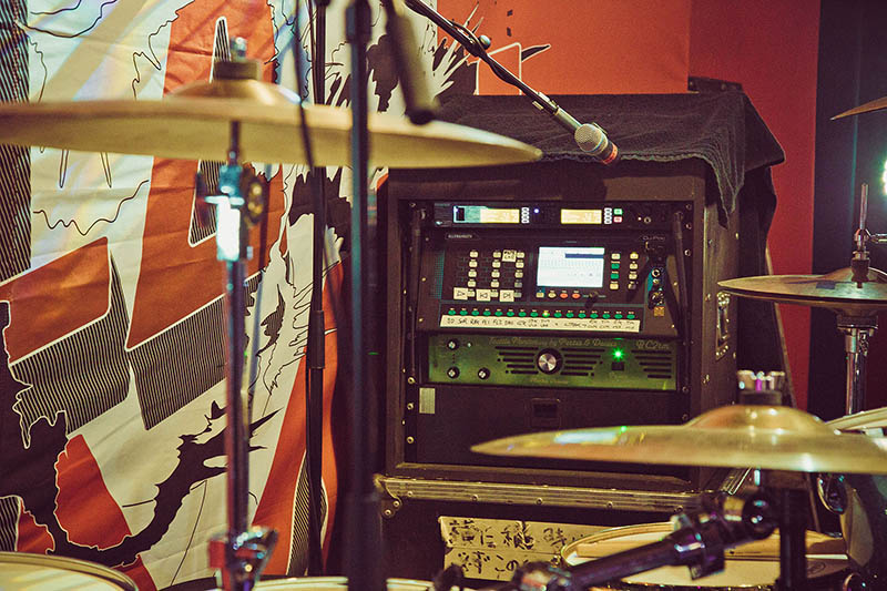 Irish rock band, Ash, is currently on tour supporting their 2015 album, Kablammo, with Allen & Heath’s ultra-compact Qu-Pac digital mixer managing monitor sound. 