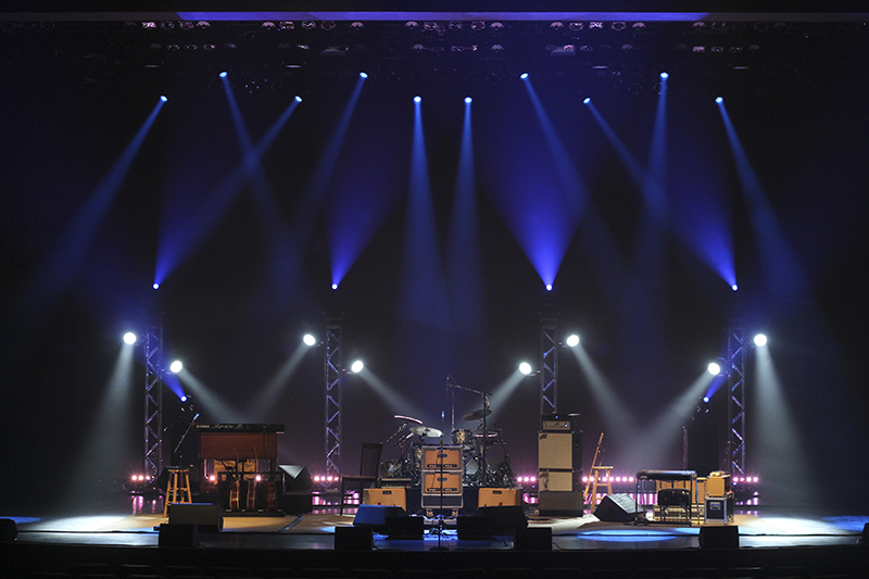 Vince Gill's stage with VUE a-8's as front fills.