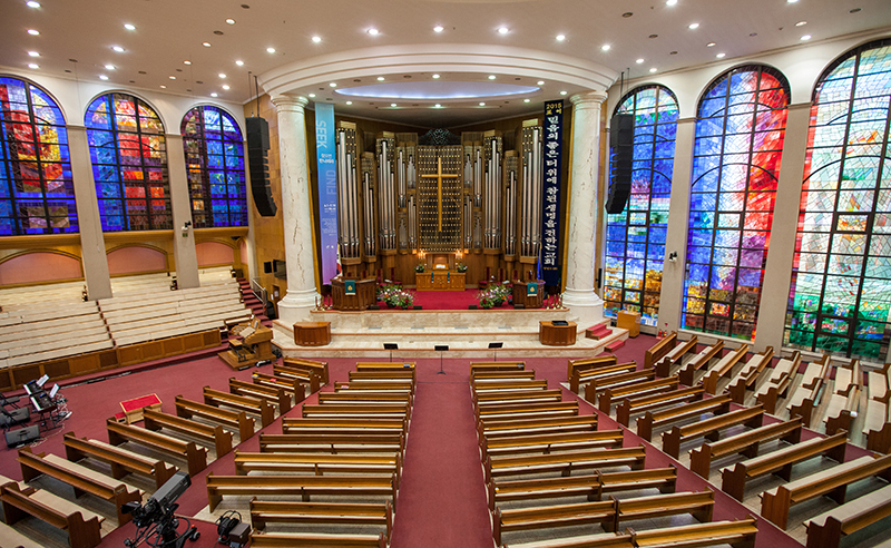 The audio setup at Apgujung Kwanglim Church in Gangnam, Seoul, South Korea includes d&b V-Series system, augmented by some E8 loudspeakers and driven by d&b’s newly developed 30D and 10D amplifiers.