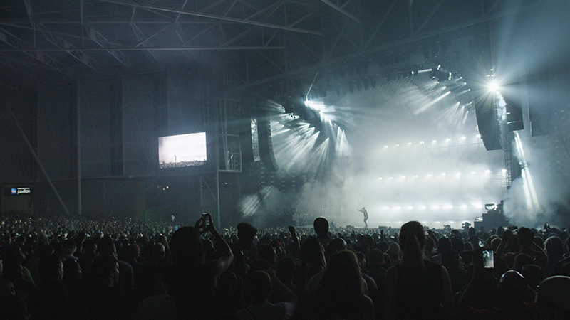 The Molson Canadian Amphitheatre is a bowl-shaped outdoor shed with a seating capacity of 16,000 – 5,500 reserved seats under the 60-foot high covered roof, 3,500 seats under the open sky and another 7,000 seats on the grass bowl.