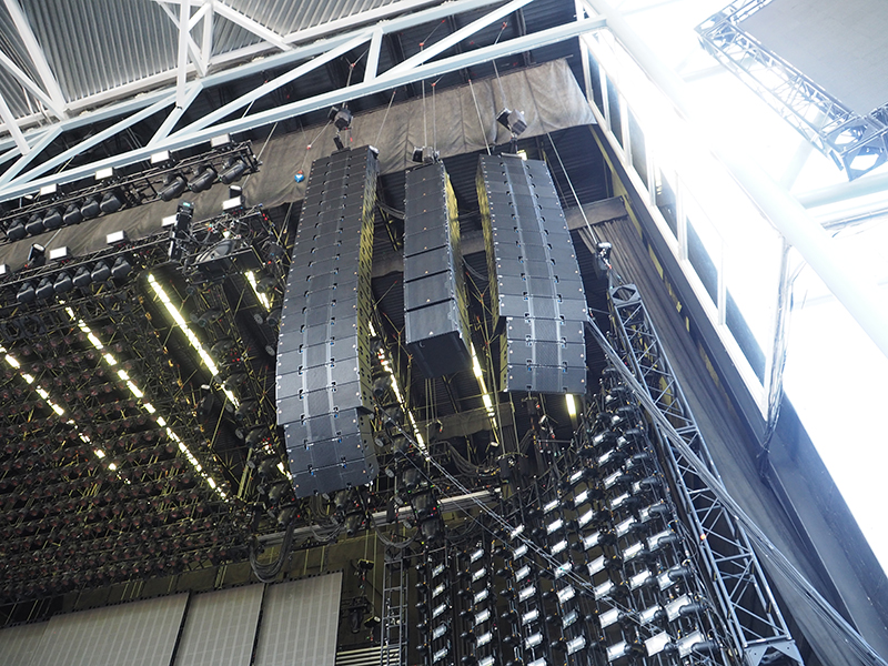 Eighteen E15 and E12 line arrays encloures along with E119 subwoofers blanketed the audience at the Molson Canadian Amphitheatre.