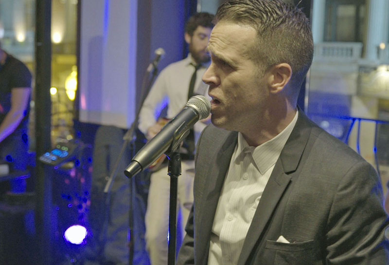 Independent artist Louie Bello uses two Bose L1 Model II sound systems to fill the Abby Lane restaurant in Boston’s Theater District every Wednesday night.