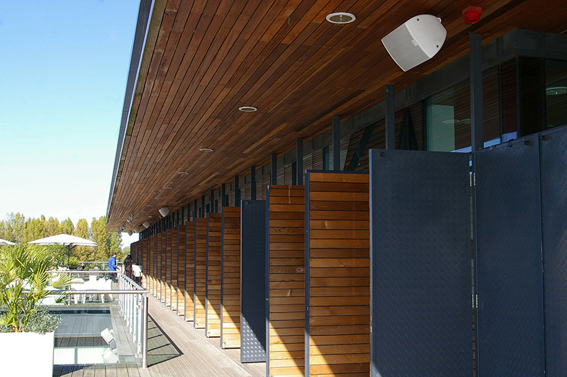 OBA selected five CDD10 (10”), spaced under the balcony eaves to serve the terraces, while two independent meeting rooms have also been fitted with a pair of smaller CDD6 (6.5”), positioned near the projectors for background music.