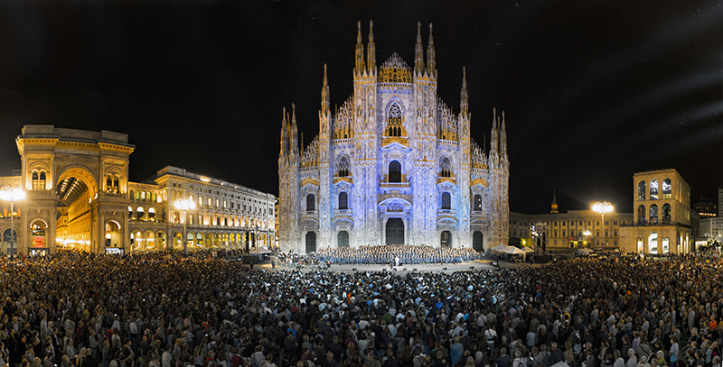 he 500-member Italian Gospel Choir gathered on the steps of Milan Cathedral, drawing a crowd of 40,000 in Italy’s second biggest city. Cipiesse s.r.l. of Rezzato provided Outline Butterfly, Eidos and Subtech 218 subwoofers for the event