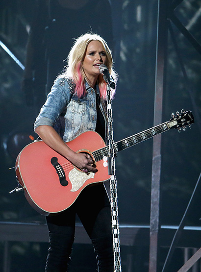 Miranda Lambert performing at the 49th Annual CMA Awards, singing through her SKM 2000/MMD 935-1 handheld transmitter / capsule combination (photo credit: Getty Images, Terry Wyatt)