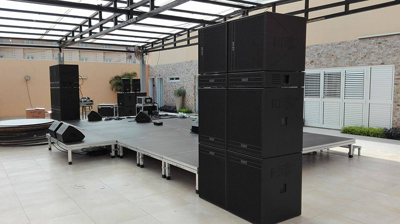 Julio Cardoso, NEXT-proaudio’s regional rep, also provided six LAm112x stage monitors powered by NEXT MQ10000 amps.