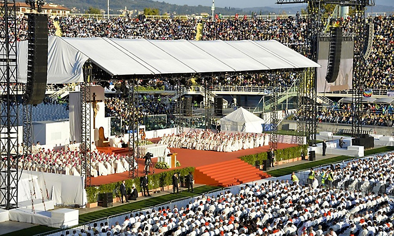 Martin Audio MLA Spreads The Papal Word To 50,000 In Florence