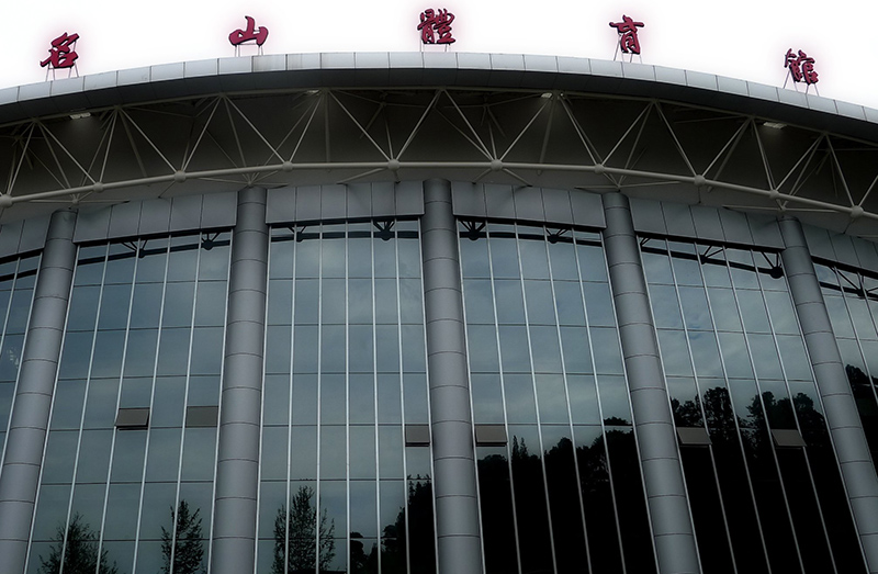 The recently completed stadium is a multi-functional venue capable of hosting sporting events, conferences and exhibitions, and large-scale cultural and theatrical performances. The venue covers an area of 4,000 square meters and can accommodate 2,500 people. It features a central basketball court, surrounded by some fixed stands, with a temporary stage and additional stands.