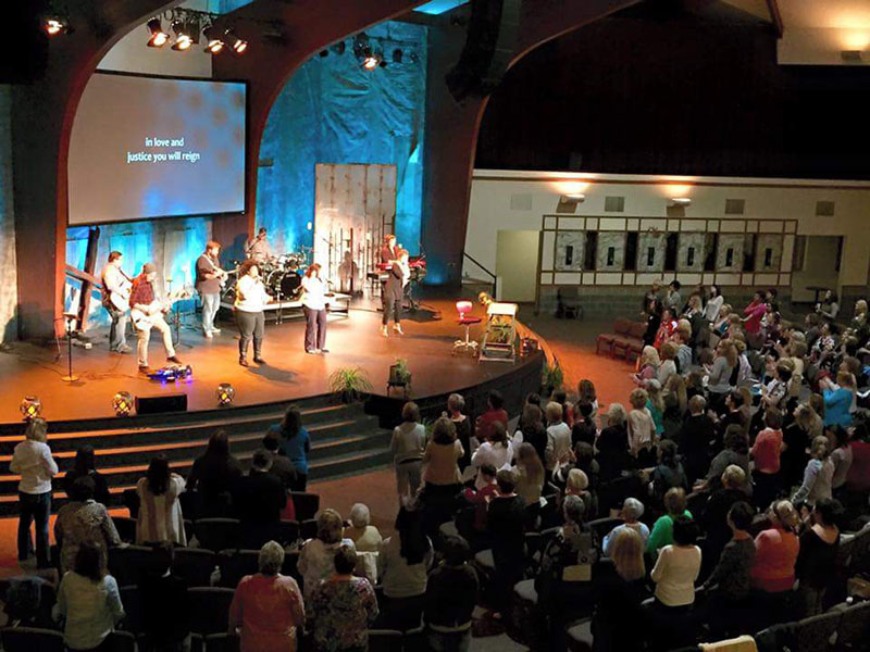 Ginghamsburg Church in Tipp City, Ohio, featuring Bose RoomMatch loudspeakers, powered by Bose PowerMatch amplifiers, as a centerpiece of its newly installed AV system. Photo courtesy of Ginghamsburg Church