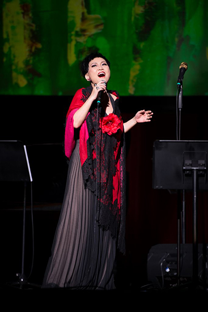 Elisa Chan with DPA d:facto microphone